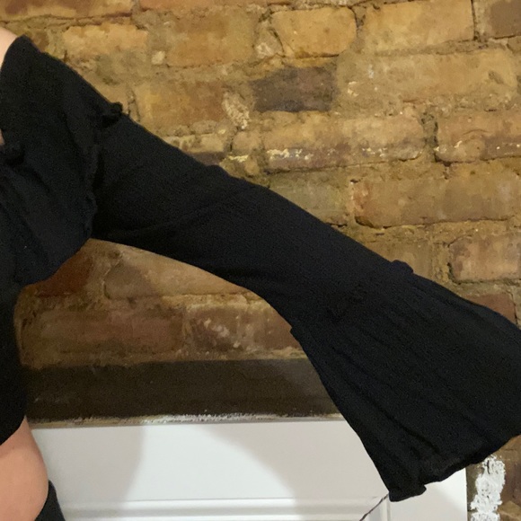 Kimchi blue cropped black bell-sleeve top - Picture 4 of 6